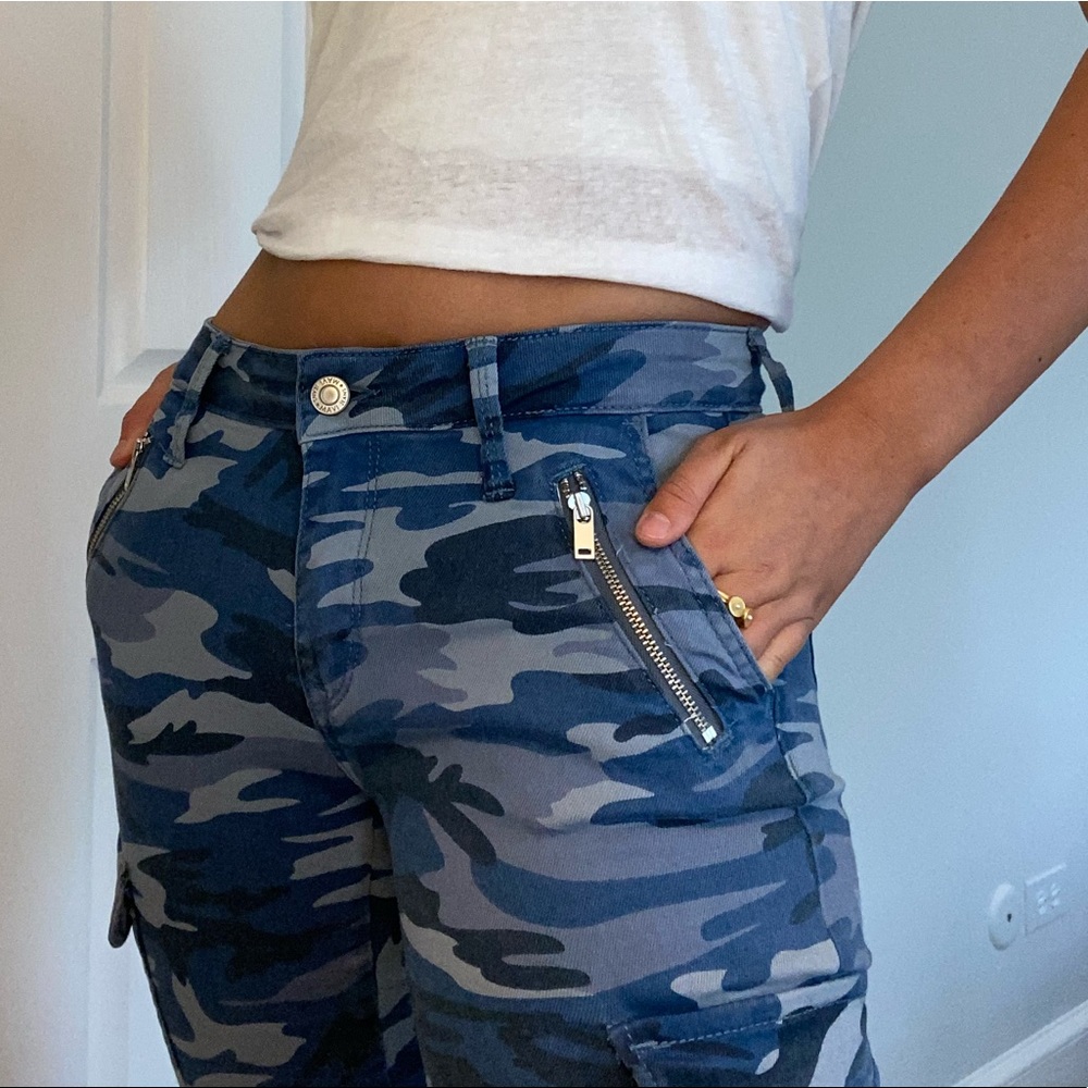 BLUE CAMO CARGO JEANS MID RISE